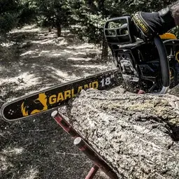 Motosierra Garland indiana siendo utilizada